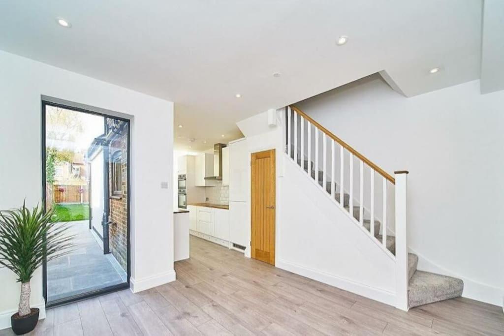 Spacious 4Br House, London, Sleeps 9, Parking Available Buitenkant foto