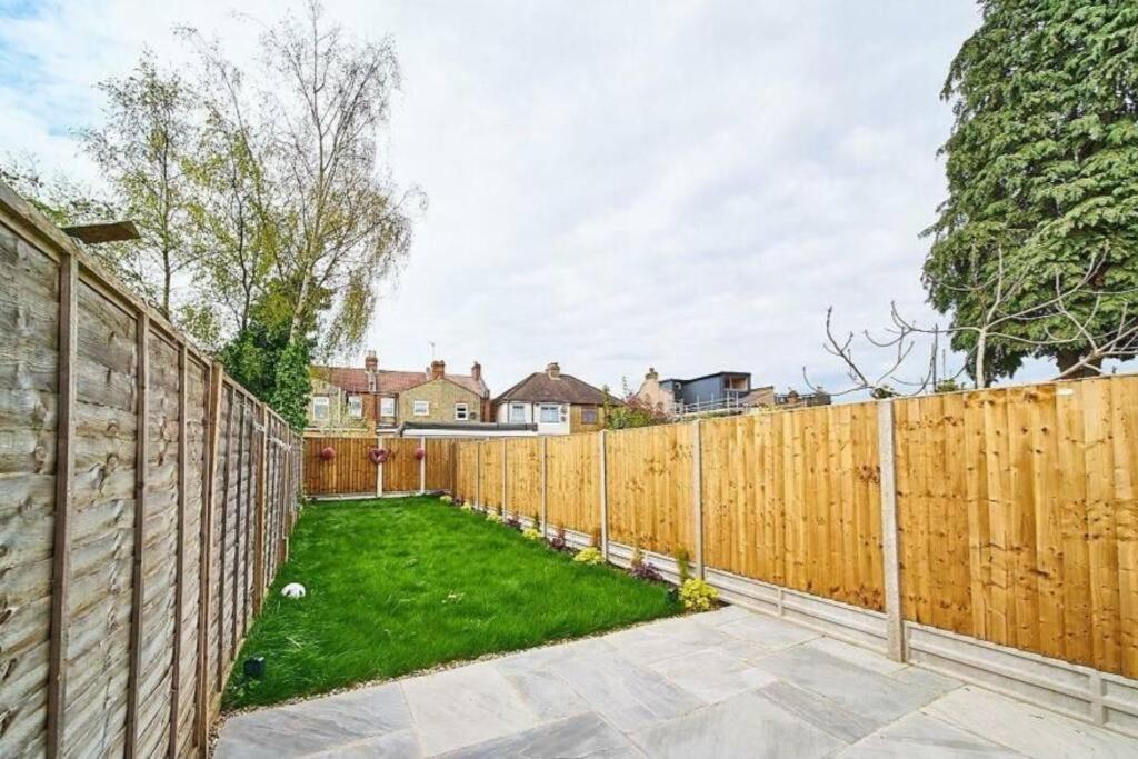 Spacious 4Br House, London, Sleeps 9, Parking Available Buitenkant foto