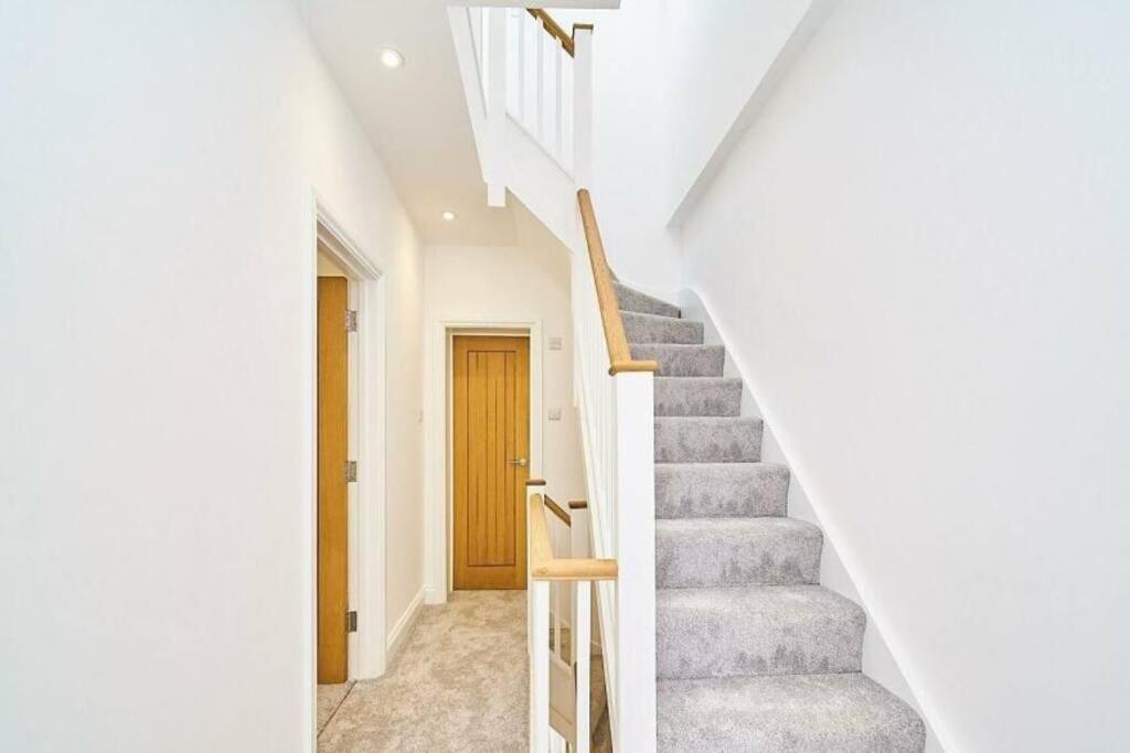 Spacious 4Br House, London, Sleeps 9, Parking Available Buitenkant foto