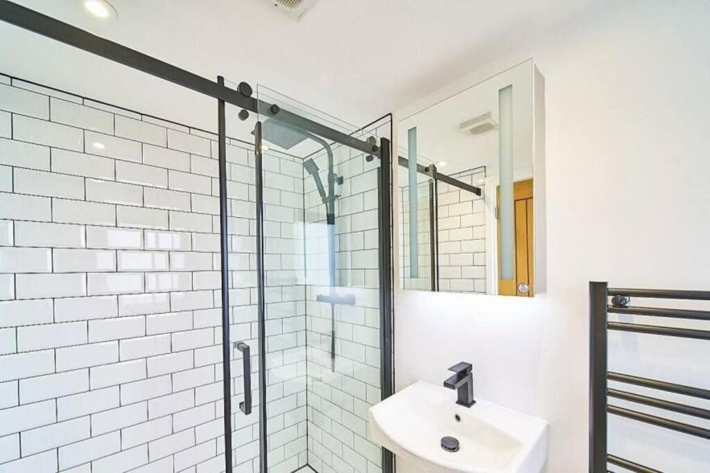 Spacious 4Br House, London, Sleeps 9, Parking Available Buitenkant foto
