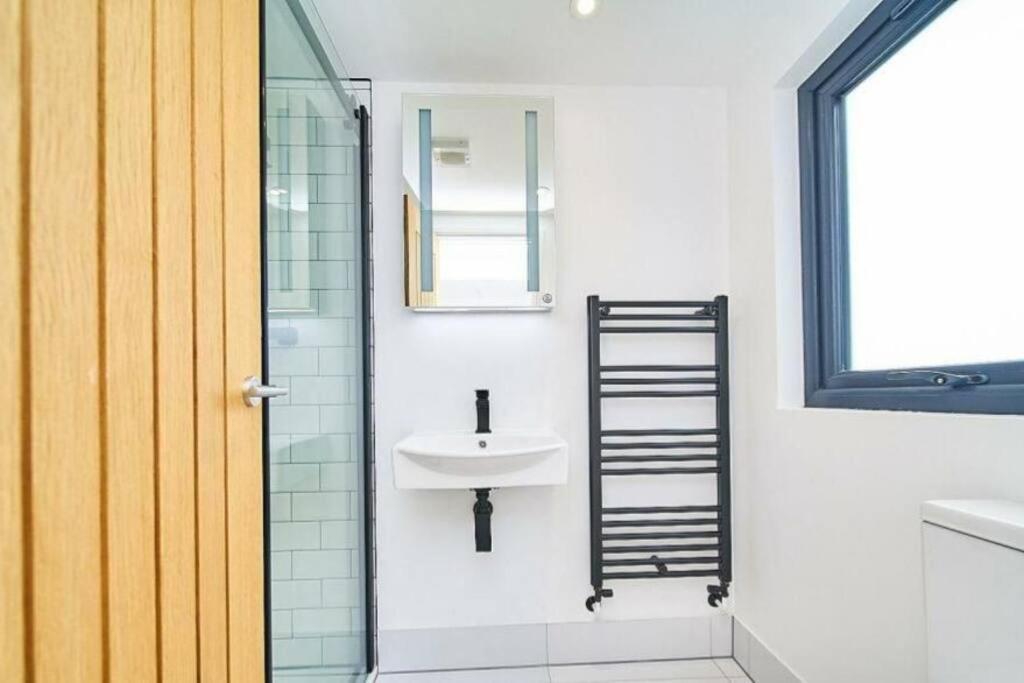 Spacious 4Br House, London, Sleeps 9, Parking Available Buitenkant foto