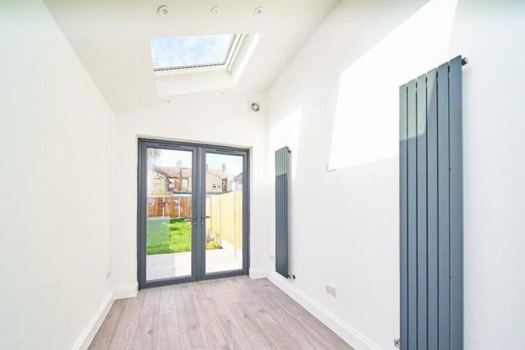 Spacious 4Br House, London, Sleeps 9, Parking Available Buitenkant foto