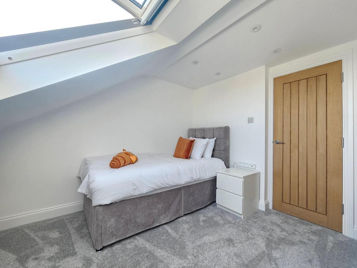 Spacious 4Br House, London, Sleeps 9, Parking Available Buitenkant foto