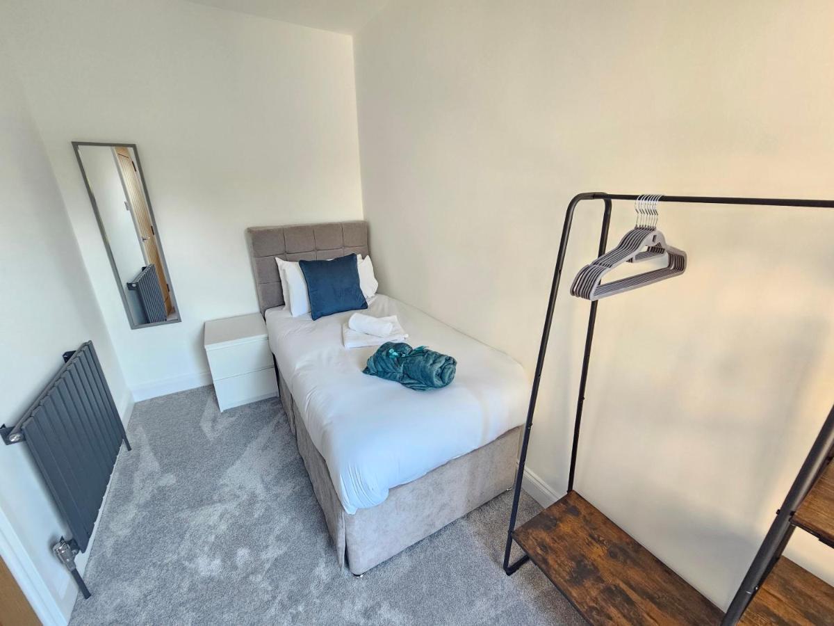 Spacious 4Br House, London, Sleeps 9, Parking Available Buitenkant foto