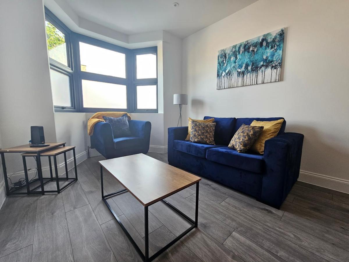 Spacious 4Br House, London, Sleeps 9, Parking Available Buitenkant foto
