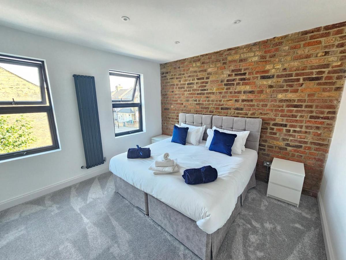 Spacious 4Br House, London, Sleeps 9, Parking Available Buitenkant foto