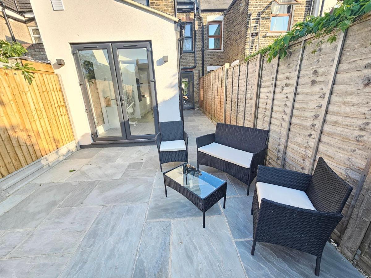 Spacious 4Br House, London, Sleeps 9, Parking Available Buitenkant foto