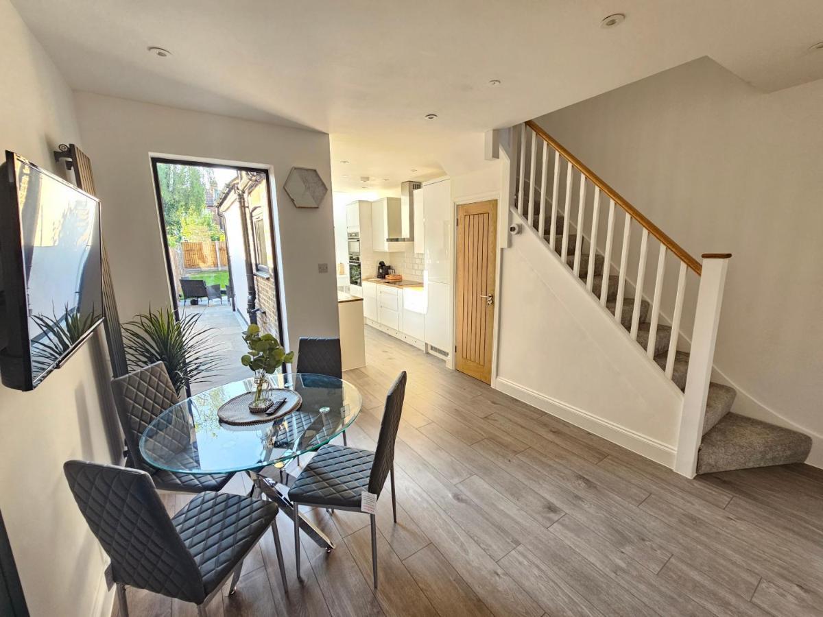 Spacious 4Br House, London, Sleeps 9, Parking Available Buitenkant foto